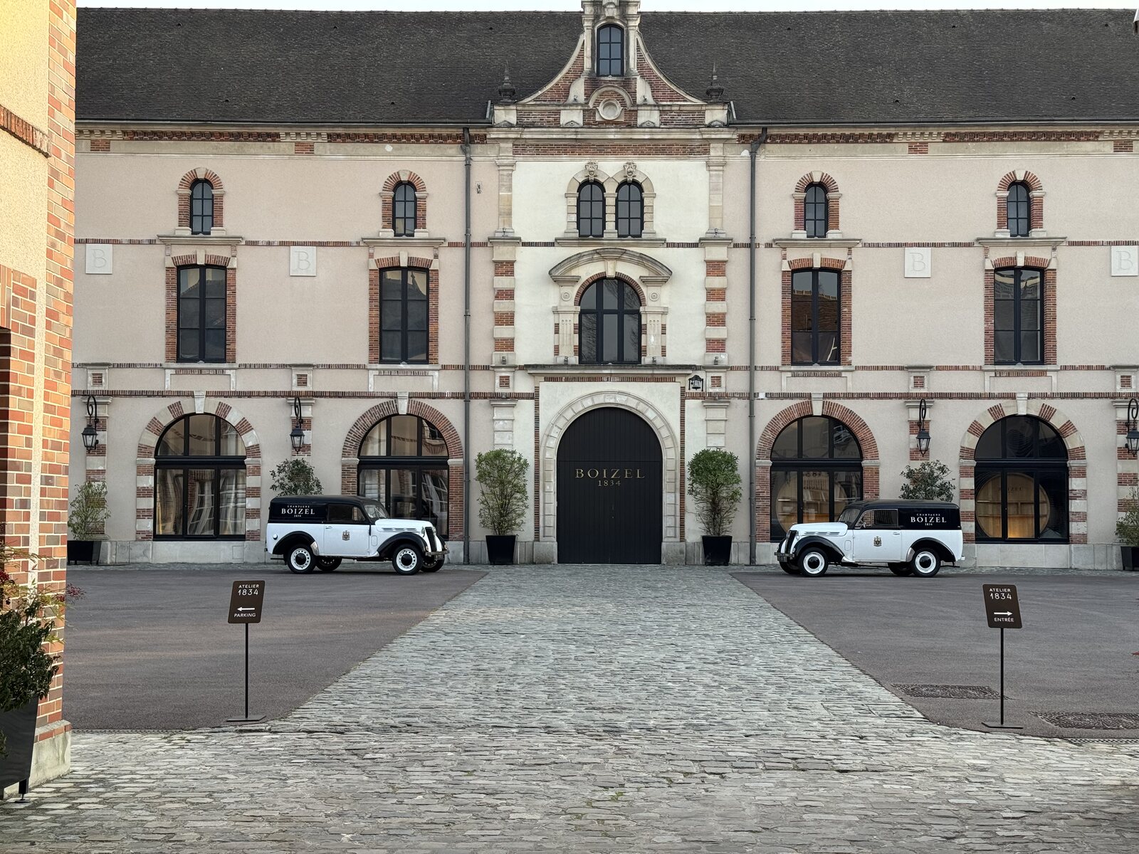 Cour de la maison Boizel avec voitures anciennes