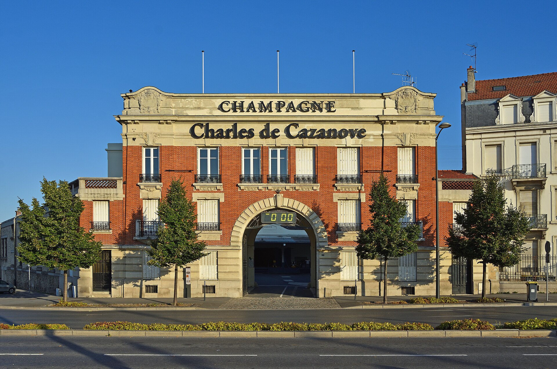 フランス・ランスにあるシャルル・ド・カザノーブのシャンパーニュハウス外観