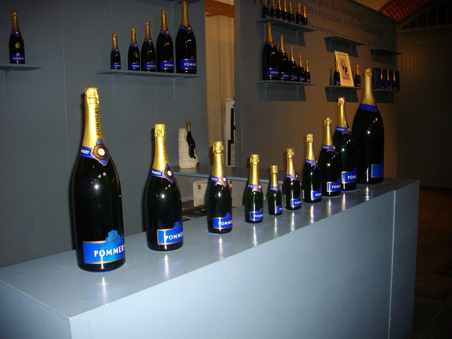 Bouteilles de Champagne Pommery exposées au domaine Vranken-Pommery à Reims
